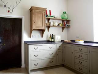 The Great Lodge | Large Grey Painted Kitchen with Exposed Brickwork Humphrey Munson Cocinas de estilo rural