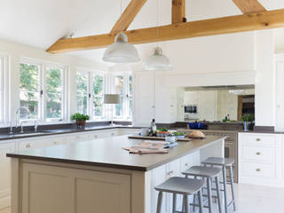 The Old Forge House, Hertfordshire | Classic Painted Shaker Kitchen, Humphrey Munson Humphrey Munson Country style kitchen