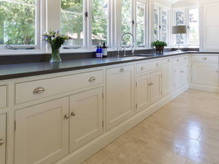 The Old Forge House, Hertfordshire | Classic Painted Shaker Kitchen Humphrey Munson Cocinas de estilo rural