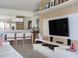 Apartamento Praia, Carolina Mendonça Projetos de Arquitetura e Interiores LTDA Carolina Mendonça Projetos de Arquitetura e Interiores LTDA Modern living room