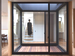 光庭の家, FURUKAWA DESIGN OFFICE FURUKAWA DESIGN OFFICE モダンスタイルの 玄関&廊下&階段