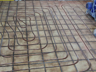 Modernisierung in Bungalow - Fliesenboden gefräst, INTOFLOOR Fußbodenheizung INTOFLOOR Fußbodenheizung Klassieke woonkamers