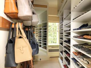 Walk in Closet with storage for Shoes and Handbags designed and made by Tim Wood, Tim Wood Limited Tim Wood Limited Moderne Ankleidezimmer