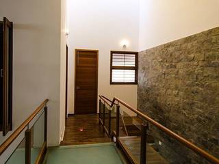 Mrs.&Mr. REKHA THANGAPPAN RESIDENCE AT JUHU BEACH, KAANATHUR, EAST COAST ROAD, CHENNAI, Muraliarchitects Muraliarchitects Modern corridor, hallway & stairs