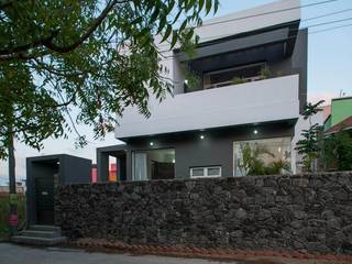 Mrs & Mr.JUSTIN S RESIDENCE AT MEDAVAKKAM, CHENNAI, Muraliarchitects Muraliarchitects Rustic style house