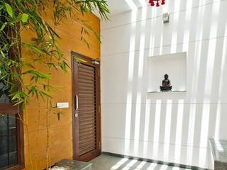 mr sajeev kumar s residence at girugambakkam, near m.i.o.t hospital, chennai ,tamilnadu, Muraliarchitects Muraliarchitects Moderner Balkon, Veranda & Terrasse