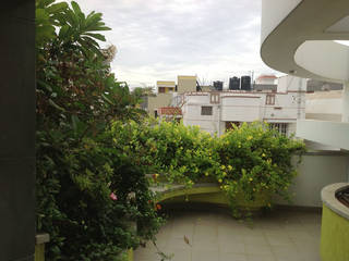 RESIDENCE FOR DR.GOPU & DR.SHANTHI, Muraliarchitects Muraliarchitects Балкон и терраса в стиле модерн
