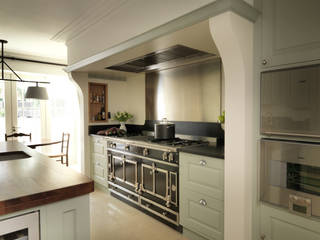 Kensington Kitchen designed and made by Tim Wood, Tim Wood Limited Tim Wood Limited Cocinas de estilo clásico Madera Verde