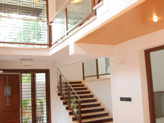 DR.HARIHARAN RESIDENCE, Muraliarchitects Muraliarchitects Modern corridor, hallway & stairs