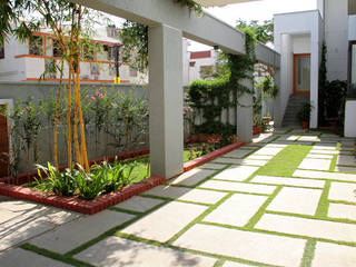 RESIDENCE FOR MRS. & MR. VASUKI RAJAGOPALAN, Muraliarchitects Muraliarchitects Сад в стиле модерн