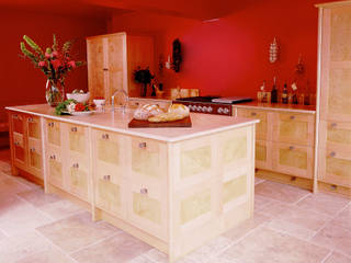 Quilted Maple Kitchen with Red Wall designed and made by Tim Wood, Tim Wood Limited Tim Wood Limited Modern kitchen