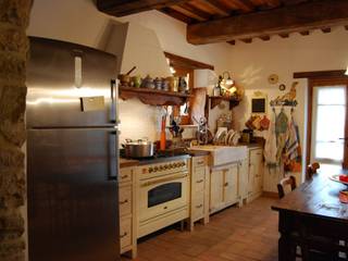 Cucina La Fornace, Porte del Passato Porte del Passato ラスティックデザインの キッチン