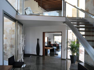 PORTICUS. Érase una vivienda a un porche pegada., Chiarri arquitectura Chiarri arquitectura Couloir, entrée, escaliers modernes