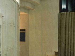 1983. SEDE DE IMPIVA ( VALENCIA ), ARQUITECTOS PRIOR Y LLOMBART ARQUITECTOS PRIOR Y LLOMBART Modern corridor, hallway & stairs