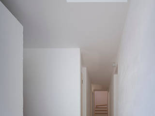 箕面森町の家, 安部秀司建築設計事務所 安部秀司建築設計事務所 Modern corridor, hallway & stairs
