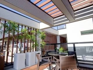 アウトサイドリビングと中庭のある家, TERAJIMA ARCHITECTS／テラジマアーキテクツ TERAJIMA ARCHITECTS／テラジマアーキテクツ Moderner Balkon, Veranda & Terrasse