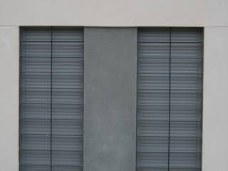 Siete Viviendas y garaje entre medianeras, Arquibox Arquibox Finestre & Porte in stile minimalista