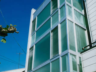 ガラス階段の家, 原 空間工作所 HARA Urban Space Factory 原 空間工作所 HARA Urban Space Factory Moderne Häuser Glas Metallic/Silber