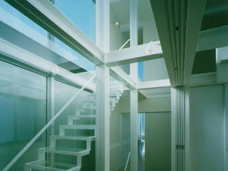 ガラス階段の家, 原 空間工作所 HARA Urban Space Factory 原 空間工作所 HARA Urban Space Factory Modern Corridor, Hallway and Staircase Glass