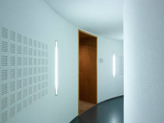 Schutterstoren Meer en Oever, Paul de Vroom architecten Paul de Vroom architecten Modern corridor, hallway & stairs