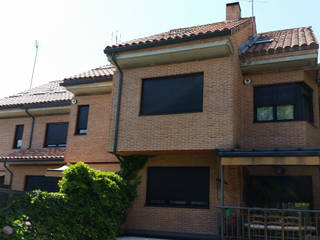 Tres viviendas unifamiliares adosadas en Aravaca. Madrid., DE DIEGO ZUAZO ARQUITECTOS DE DIEGO ZUAZO ARQUITECTOS クラシカルな 家