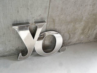 'Yo.' chrome letters, Proper. Proper. Salas / recibidores