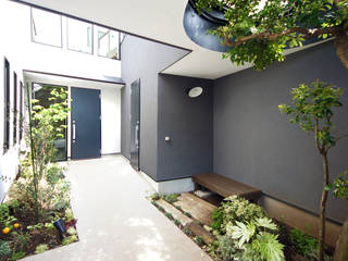 世帯をつなぐ通り土間のある家, TERAJIMA ARCHITECTS／テラジマアーキテクツ TERAJIMA ARCHITECTS／テラジマアーキテクツ Modern Garden