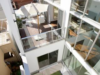 家族の気配を感じる大空間の家, TERAJIMA ARCHITECTS／テラジマアーキテクツ TERAJIMA ARCHITECTS／テラジマアーキテクツ Moderner Balkon, Veranda & Terrasse
