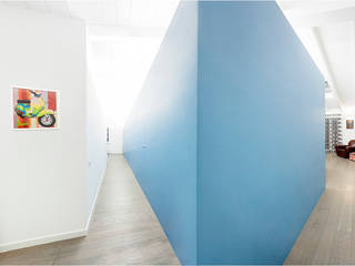 the blue whale, 23bassi studio di architettura 23bassi studio di architettura Minimalist corridor, hallway & stairs