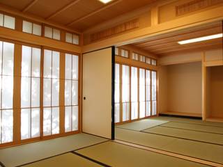 光庭のある家（京都産木材を使用した和モダン住宅）, ＡＴＳ造家設計事務所 ＡＴＳ造家設計事務所 Moderner Multimedia-Raum