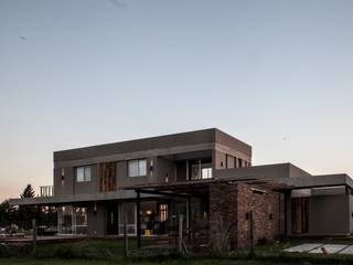 Casa MM, FAARQ - Facundo Arana Arquitecto & asoc. FAARQ - Facundo Arana Arquitecto & asoc. 現代房屋設計點子、靈感 & 圖片