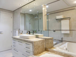 Amplitude no banheiro do casal msaviarquitetura Casas de banho modernas Espelhos