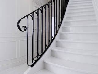 ST497 Białe schody gięte / ST497 White Curved Stairs, Trąbczyński Trąbczyński راهرو سبک کلاسیک، راهرو و پله