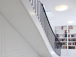 ST497 Białe schody gięte / ST497 White Curved Stairs, Trąbczyński Trąbczyński Corredores, halls e escadas clássicos