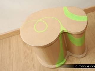 Tabouret bicolores, Un Monde Carton Un Monde Carton オリジナルデザインの ダイニング