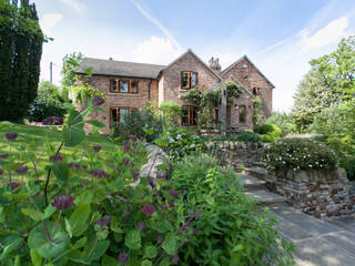 English cottage garden style planting and hard materials Barnes Walker Ltd Jardins rústicos
