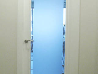 Puertas blindadas a medida con cristal de seguridad., R&T Construct R&T Construct Front doors Metal