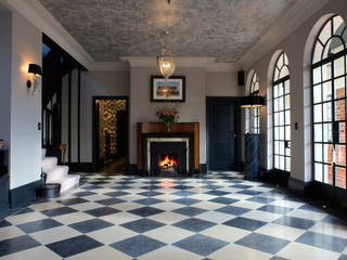 Tora Blue Limestone floor tiles in a tumbled finish. Artisans of Devizes Salas de estilo clásico