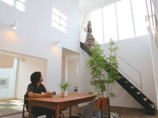 緑を感じる開放的なテラスを屋内で実現する家, スターディ・スタイル一級建築士事務所 スターディ・スタイル一級建築士事務所 Modern Corridor, Hallway and Staircase