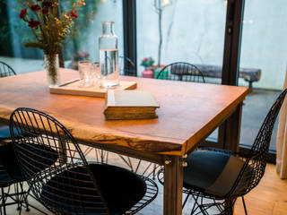 English Oak Slab Table, One Off Oak Limited One Off Oak Limited Столовая комната в классическом стиле