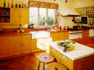 Barton Manor oak kitchen designed and made by Tim Wood, Tim Wood Limited Tim Wood Limited Кухня в колониальном стиле Дерево Эффект древесины