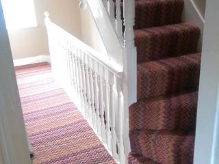 White bannisters, rich walls and Fabulous carpet. Wools of New Zealand Eklektyczny korytarz, przedpokój i schody Wełna Pomarańczowy