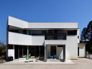 滋賀の家－元山城に建つドッグランのある家－, 一級建築士事務所アトリエｍ 一級建築士事務所アトリエｍ Moderne Häuser Weiß