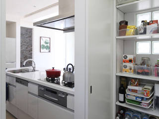 滋賀の家－元山城に建つドッグランのある家－, 一級建築士事務所アトリエｍ 一級建築士事務所アトリエｍ Modern kitchen