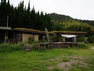 洲本草屋根の家と版築工房, 虎設計工房 虎設計工房 Casas de estilo ecléctico Madera maciza Multicolor