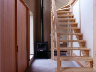 シンプルな箱型のローコスト住宅, 豊田空間デザイン室 一級建築士事務所 豊田空間デザイン室 一級建築士事務所 Eclectic corridor, hallway & stairs Wood Wood effect