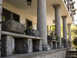 Colonne in pietra, colonne in marmo, colonne in granito: dettagli che diventano protagonisti, Ramella Alessandro snc Ramella Alessandro snc Balcon, Veranda & Terrasse classiques