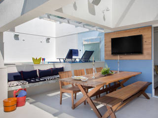 Cobertura na Barra da Tijuca, Ana Adriano Design de Interiores Ana Adriano Design de Interiores Tropical style balcony, veranda & terrace Wood Blue