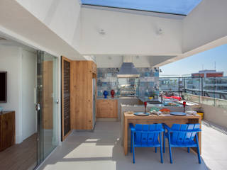Cobertura na Barra da Tijuca, Ana Adriano Design de Interiores Ana Adriano Design de Interiores Tropischer Balkon, Veranda & Terrasse Holz Blau