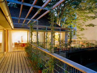 first strawbale house in vienna, allmermacke allmermacke Балкон и терраса в стиле модерн Дерево Эффект древесины